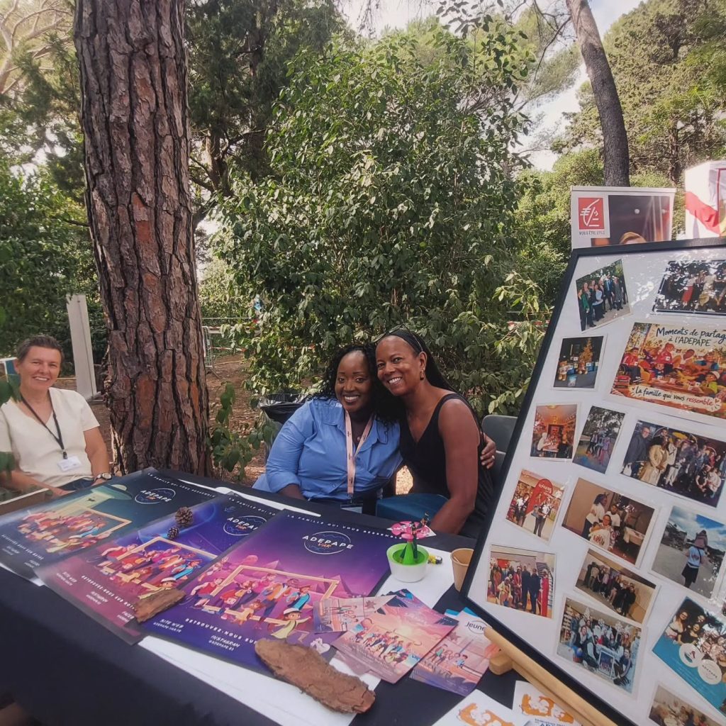 Le stand de l’association dans les jardins. La publication source porte l’étiquette « Contenu IA ».