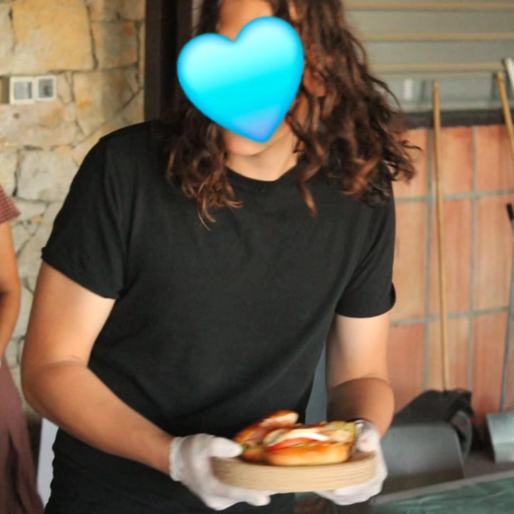 Un moment du repas, avec le masquage présent dans la publication.
