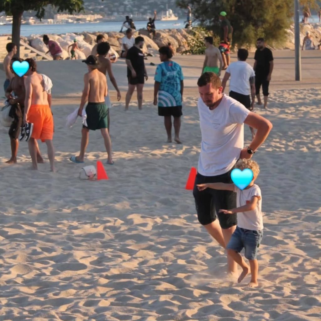 Les jeux se poursuivent sur la plage.
