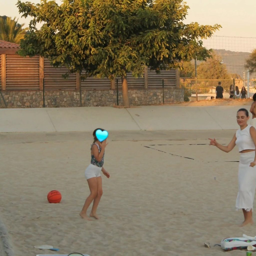 Un jeu sur la plage, avec le masquage publié.