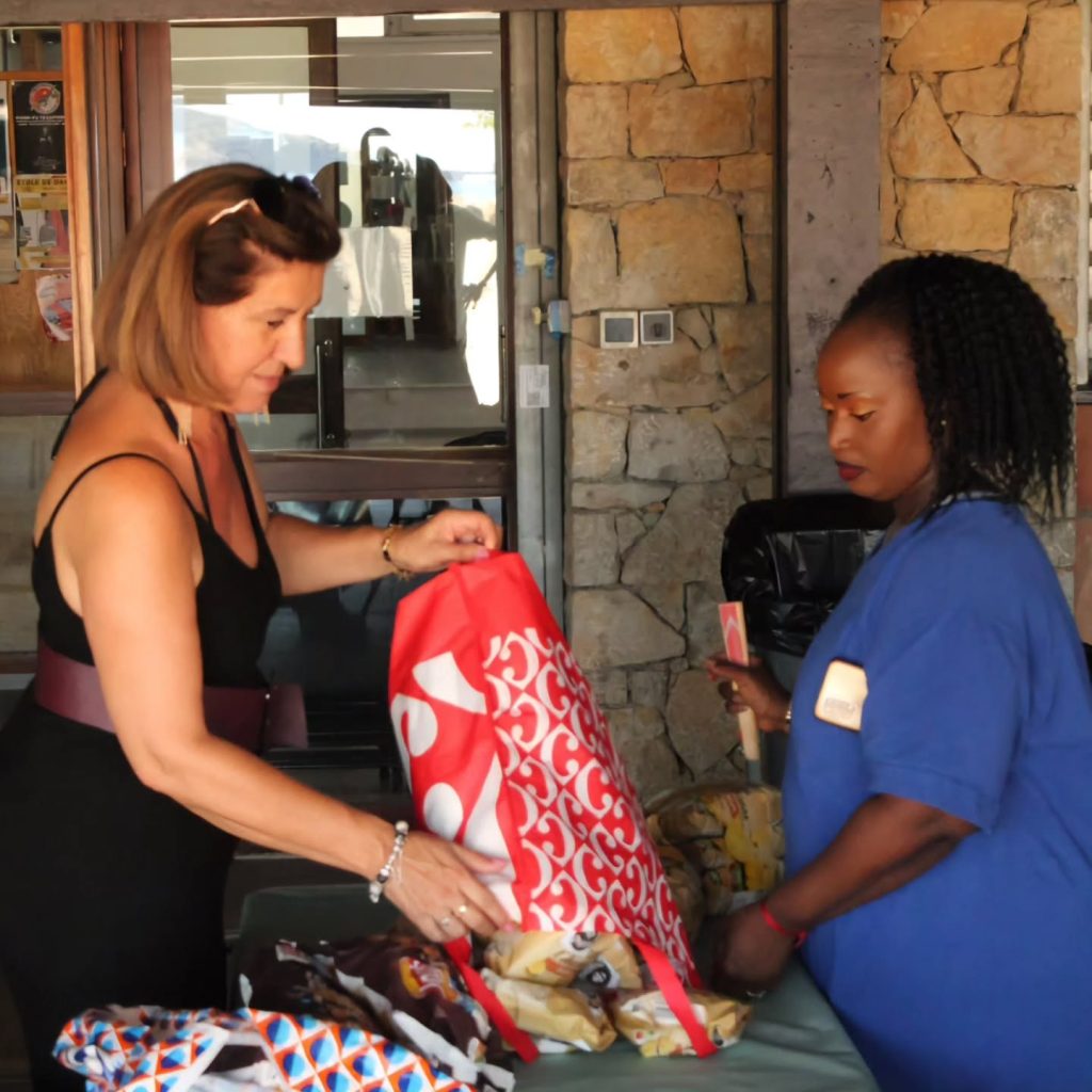 La distribution de cadeaux pendant la rencontre.