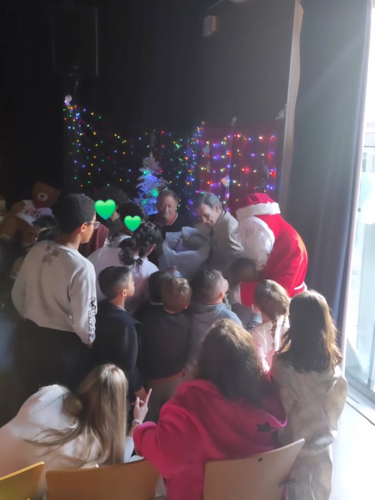 Le public réuni devant la scène.