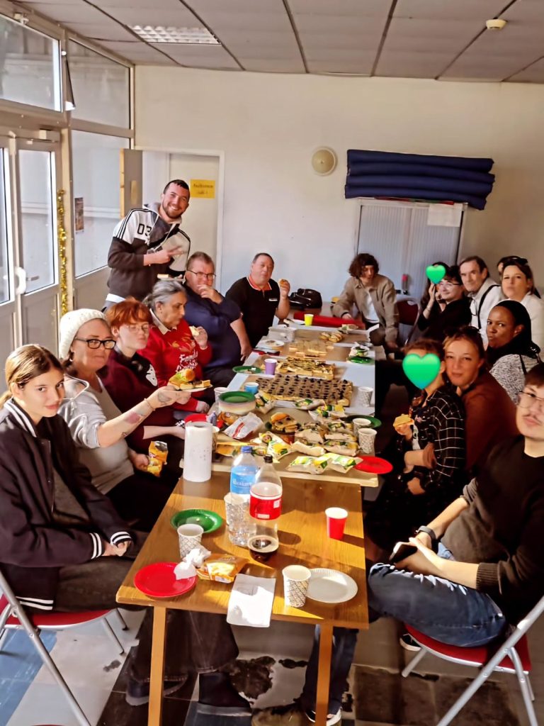 Un repas partagé pendant la fête de Noël.
