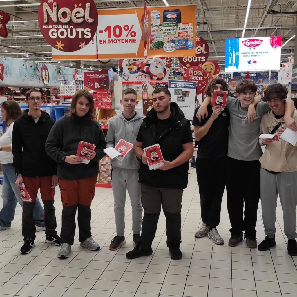 L’équipe de collecte réunie dans le centre commercial.
