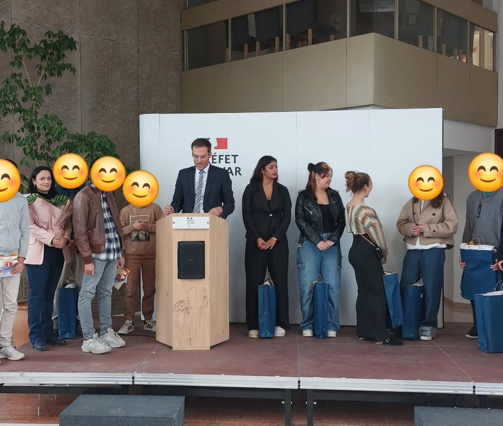 Photographie de groupe à la préfecture, avec les masquages présents dans la publication.