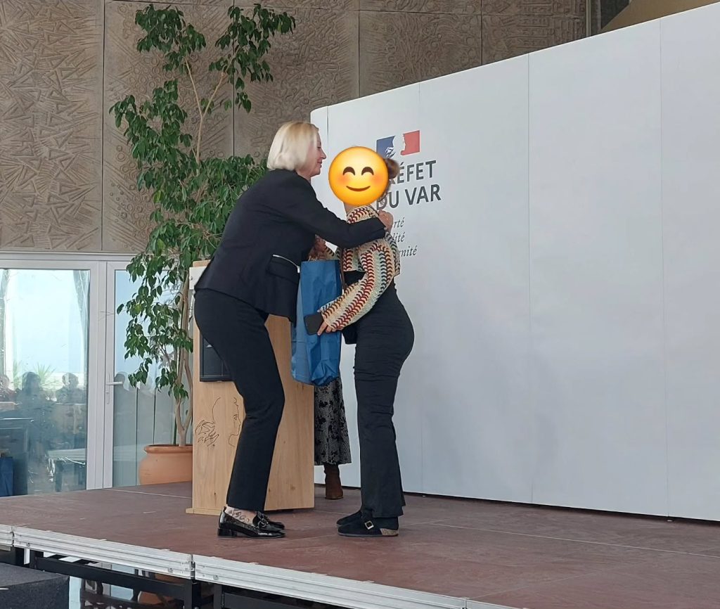 Un moment de la cérémonie, avec le masquage publié.