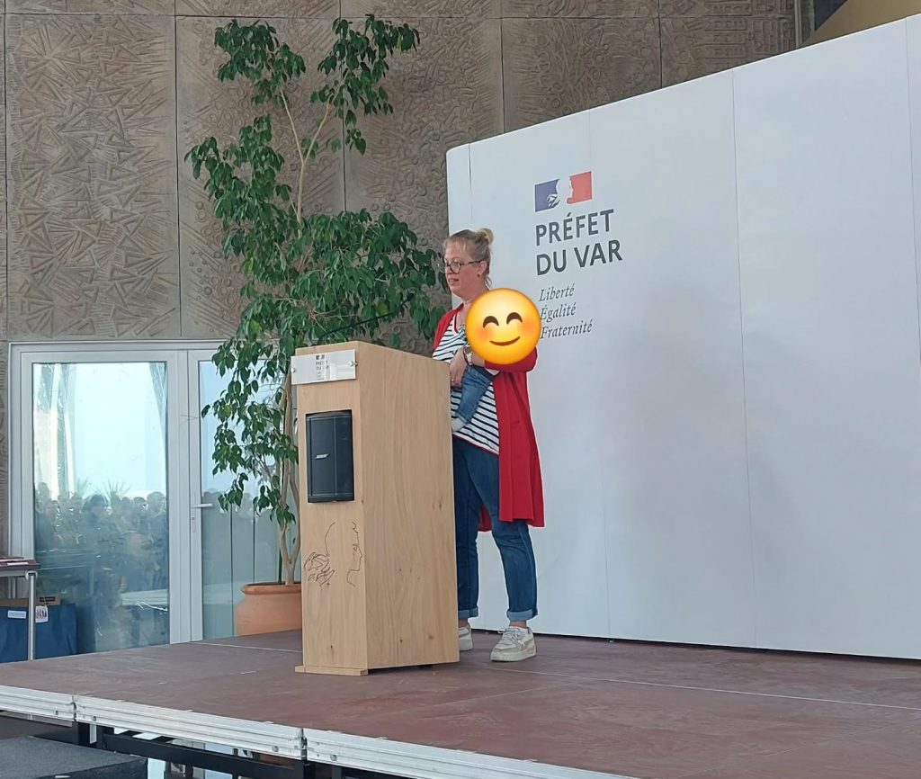 Une intervention au pupitre, avec le masquage publié.