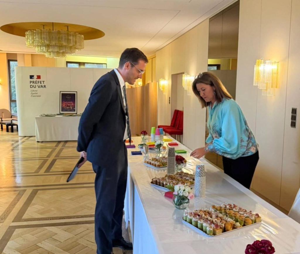 Un échange près du buffet.