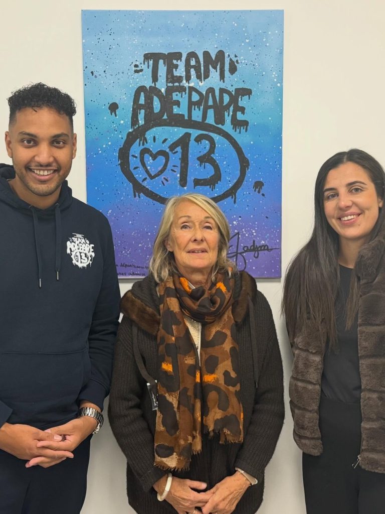 Photographie souvenir devant le support de l’ADEPAPE 13.