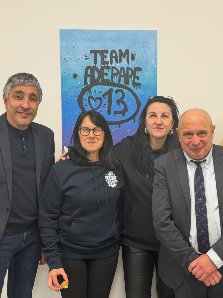 Photographie de groupe devant le support de l’ADEPAPE 13.