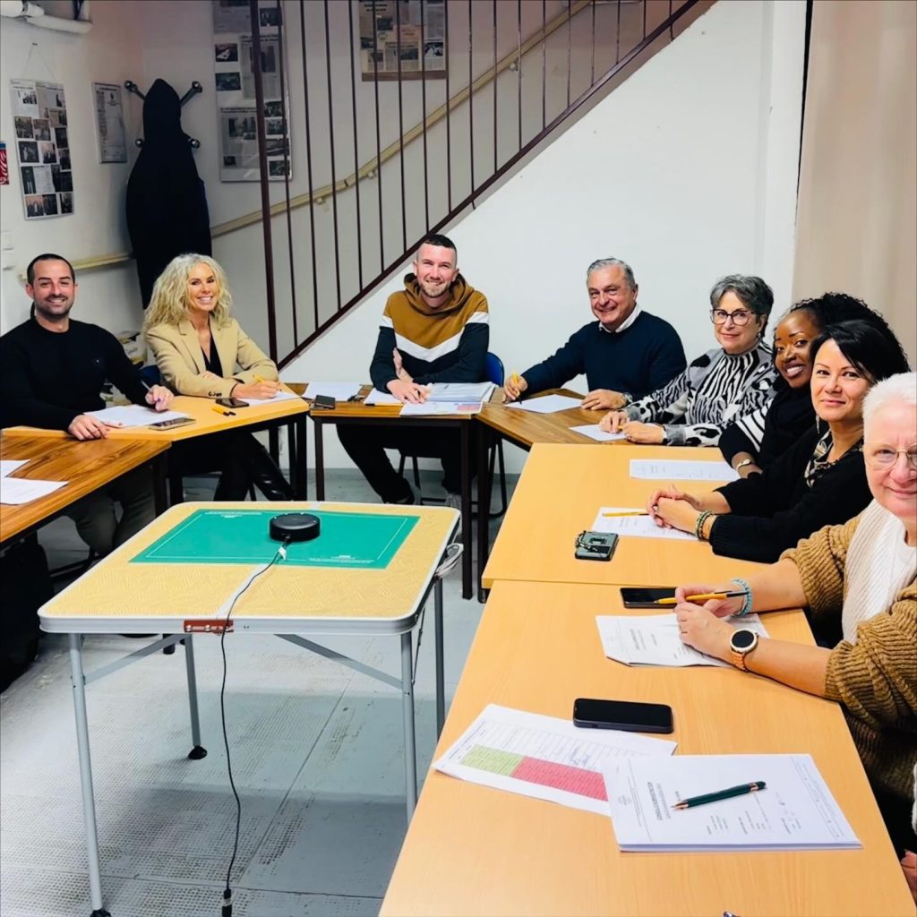 Les membres réunis autour de la table.