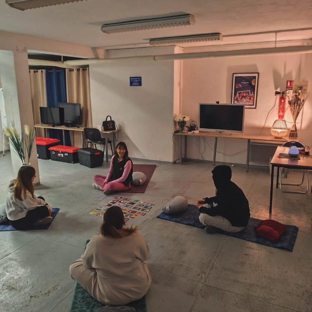 Les participants pendant l’atelier de sophrologie.