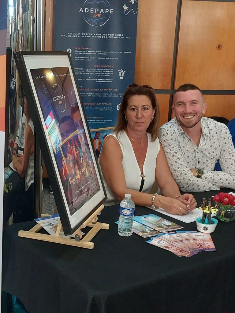 Deux participantes au stand de l’association.