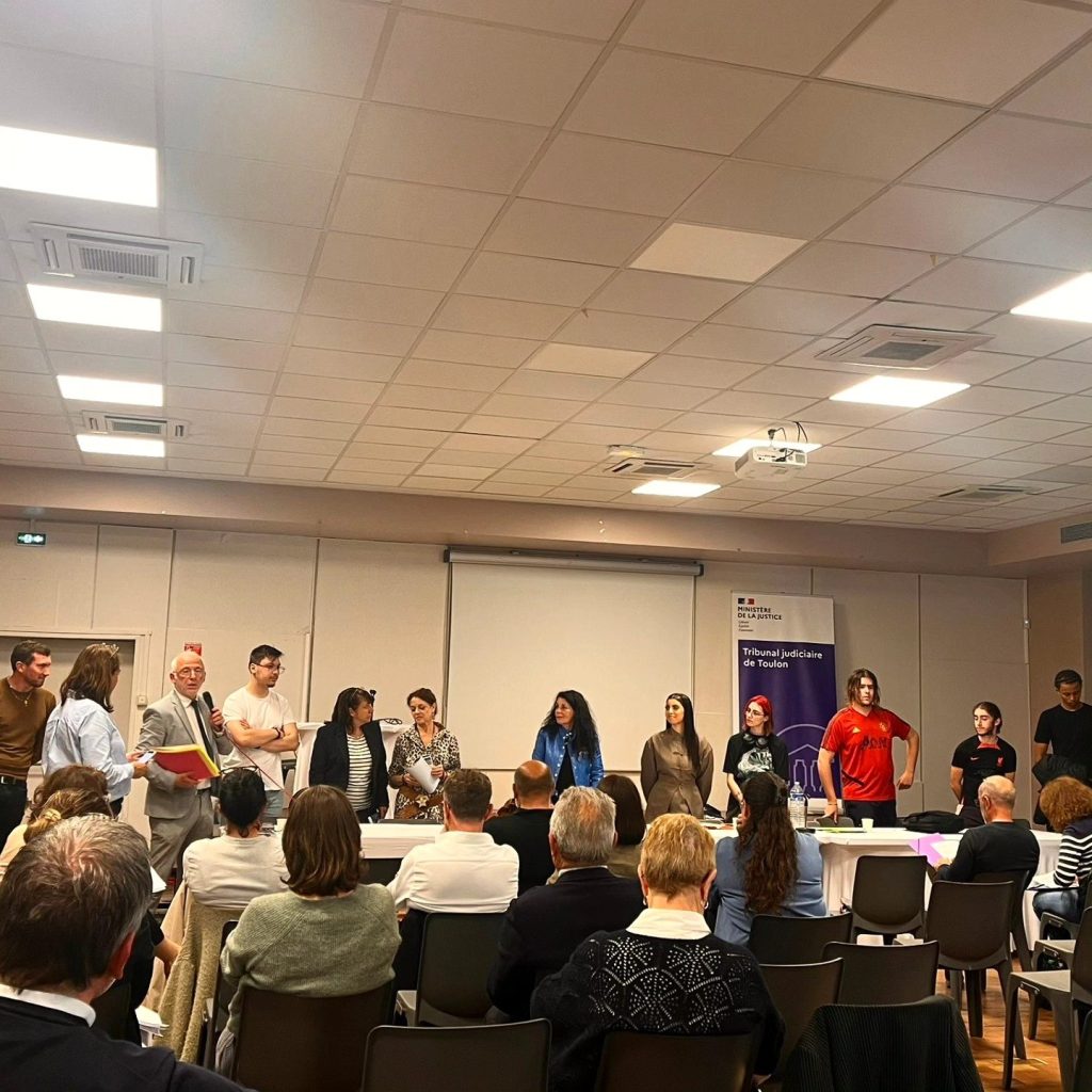 Les participants réunis pendant la rencontre avec les maires.