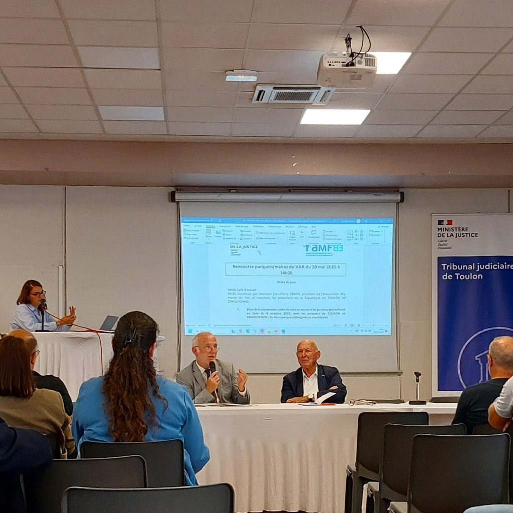 Une présentation devant les participants.