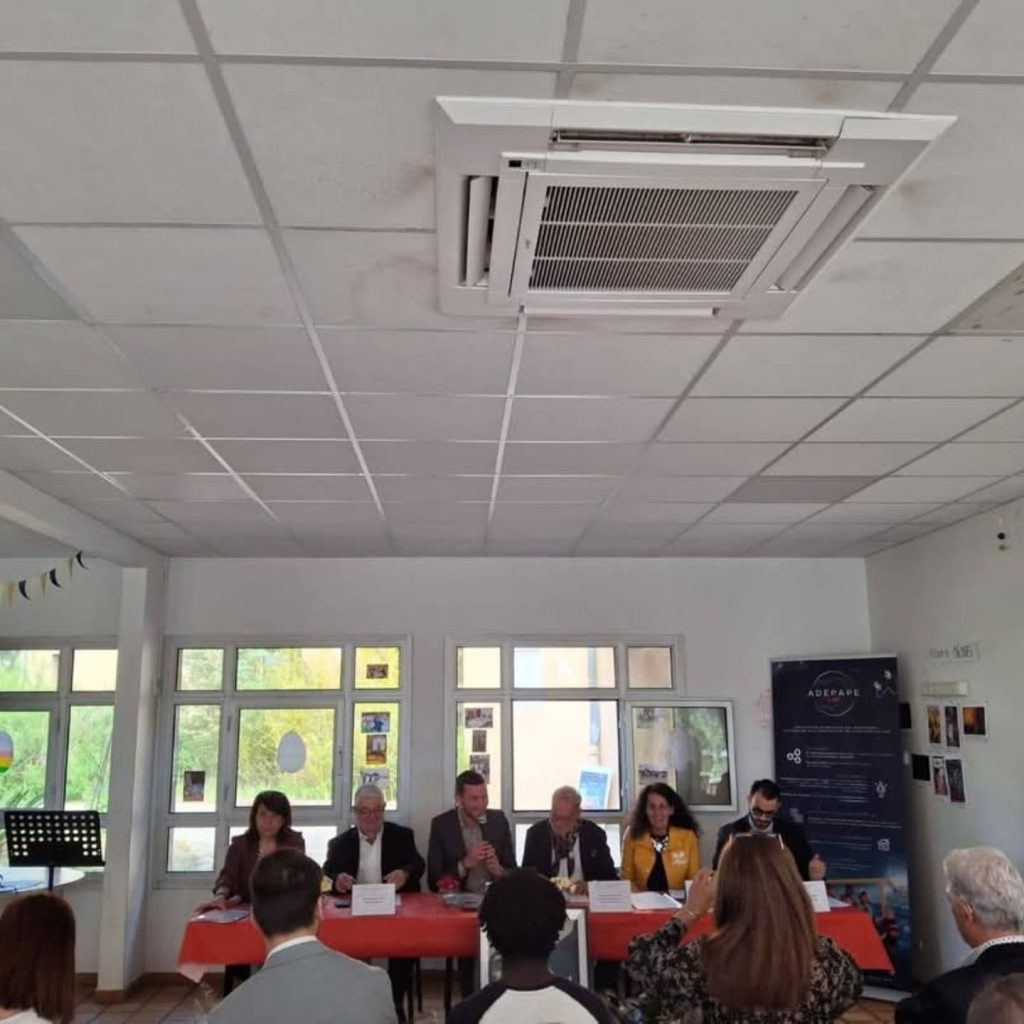 Les participants réunis dans la salle.