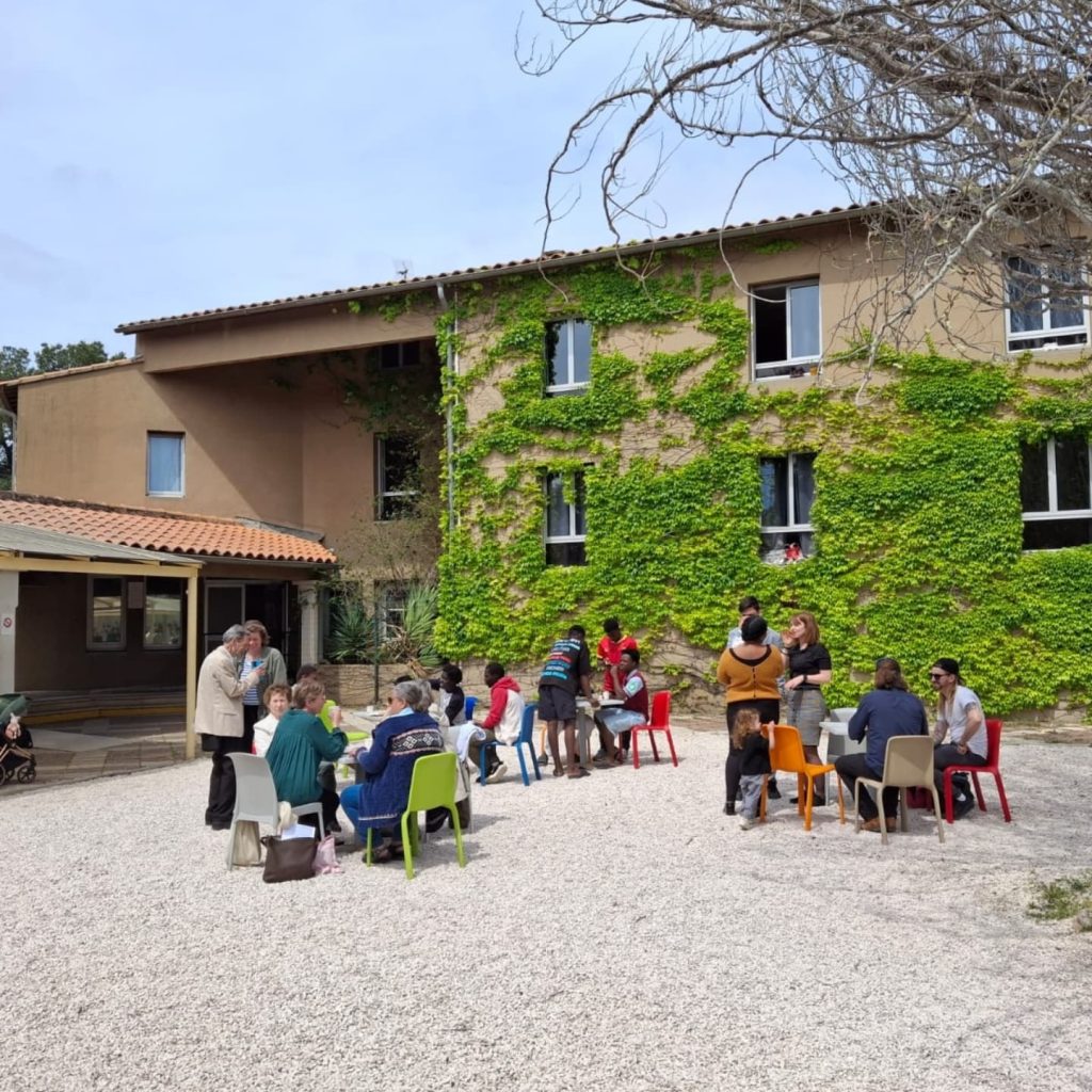 Un moment convivial dans la cour.