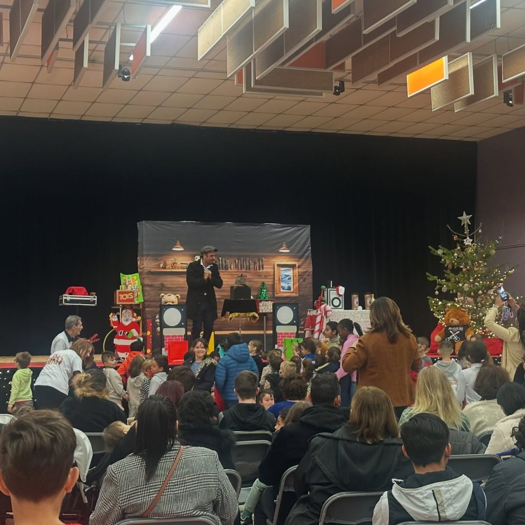 Le public et la scène pendant le spectacle.