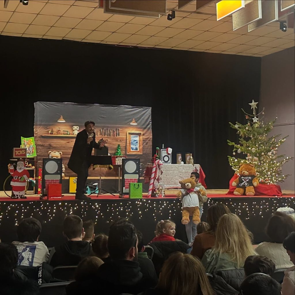 Le spectacle de Noël vu depuis la salle.