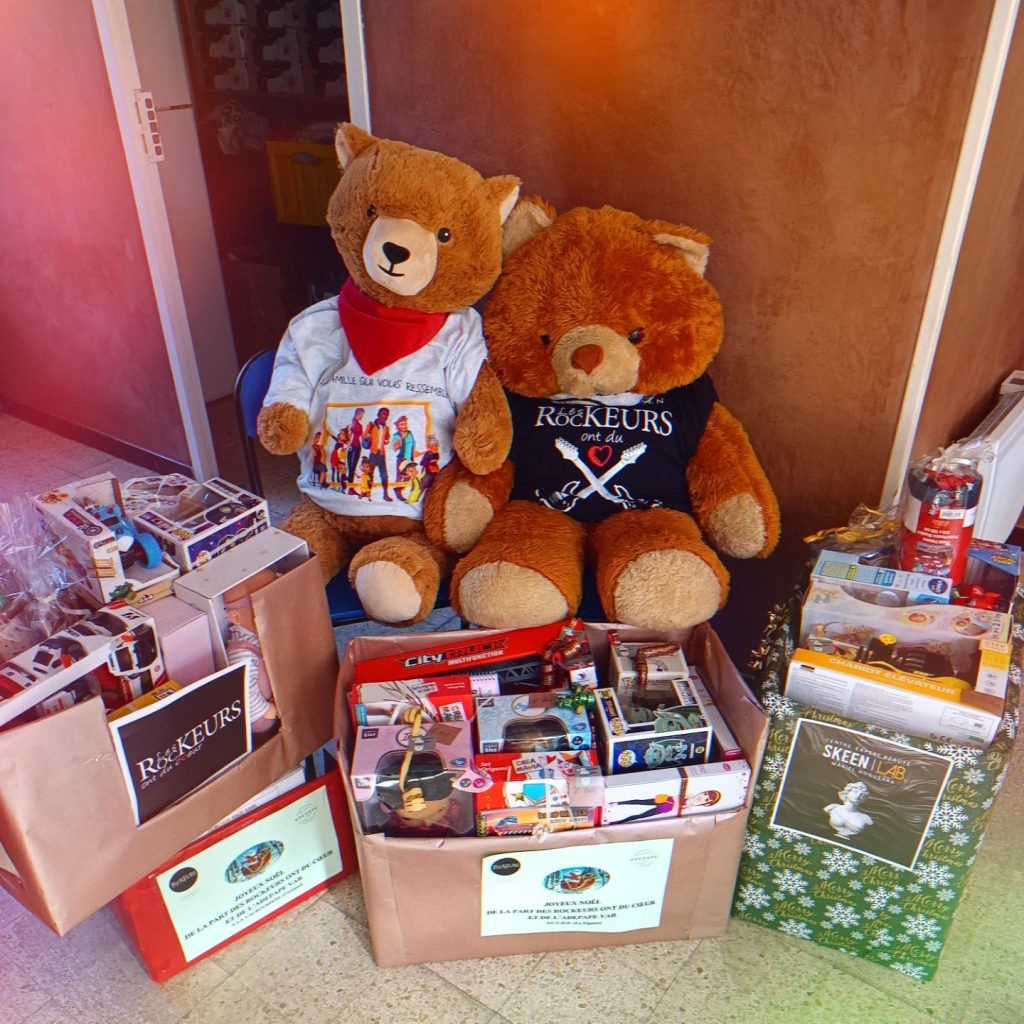 Des jouets collectés autour de la mascotte des Rockeurs.
