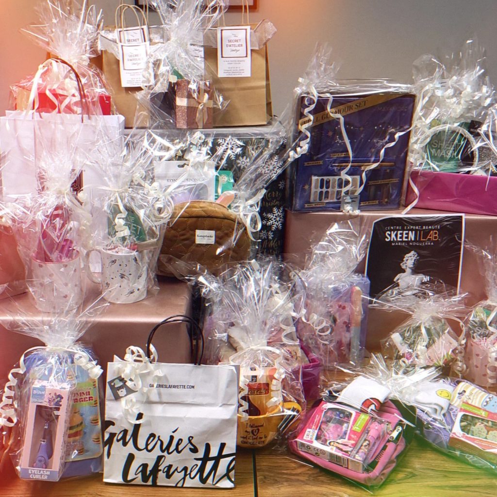 Les cadeaux réunis pour la collecte de Noël.