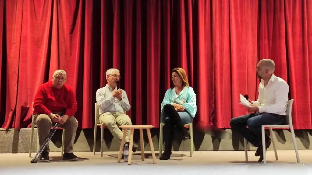 Les intervenants sur scène pendant le ciné-débat.