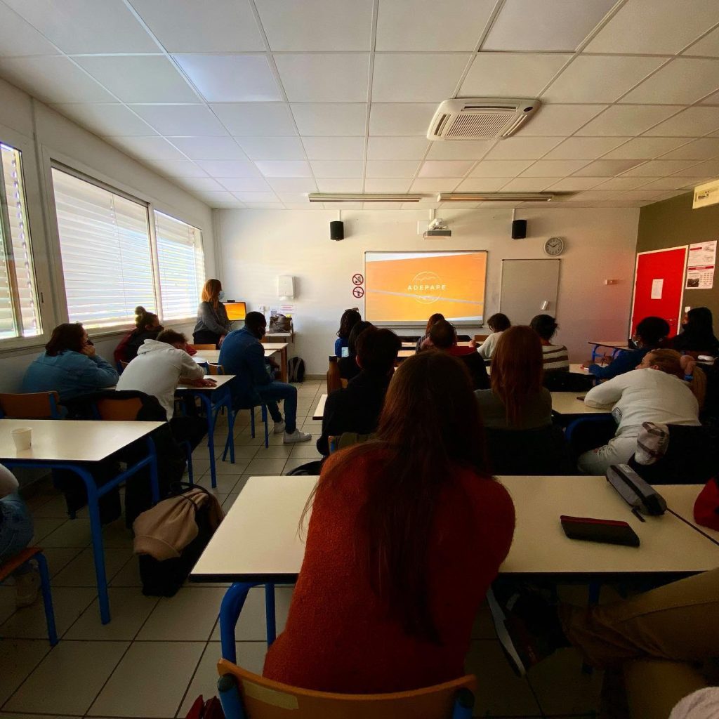 Une vue des participants dans la salle.
