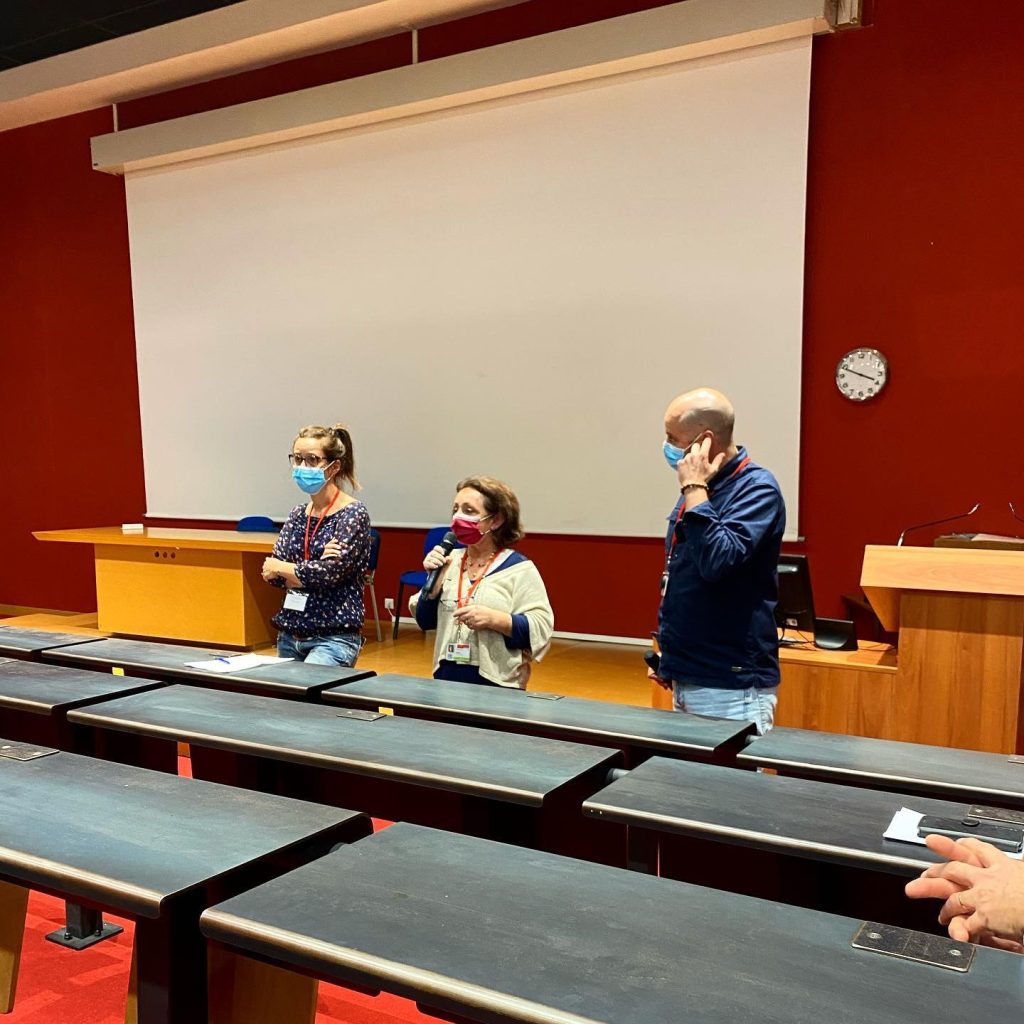 Une intervention devant les participants.