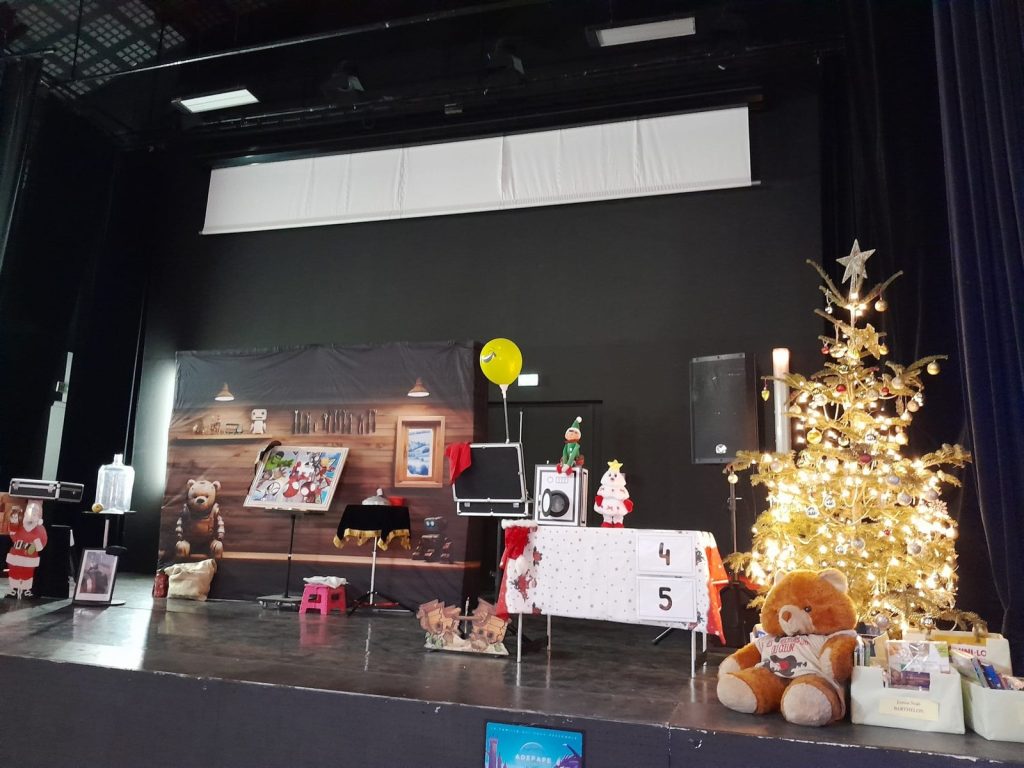 La scène et les cadeaux avant le spectacle.