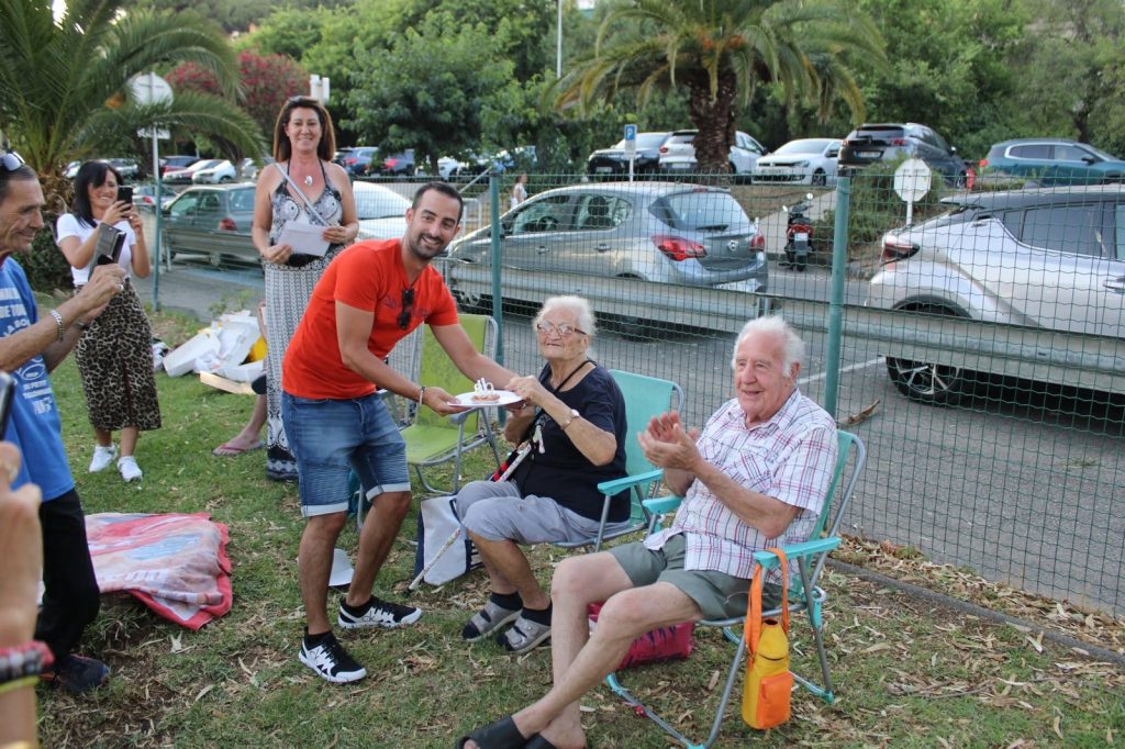 Un échange convivial pendant une rencontre en plein air.