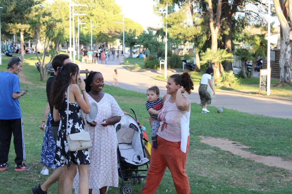 Les participants réunis dans le parc.