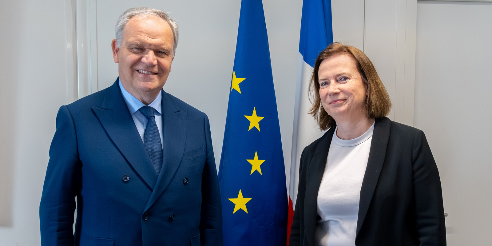 Claire Hédon et François-Noël Buffet devant les drapeaux français et européen.