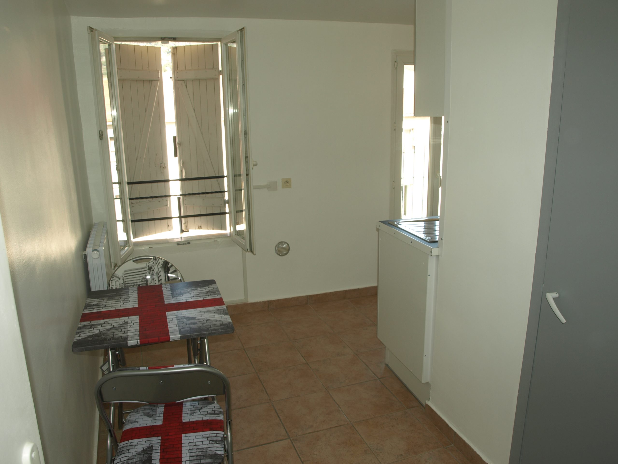 Une cuisine aménagée dans un logement de l’association.