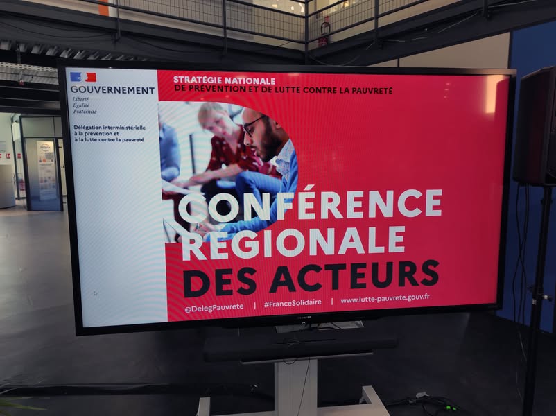 Une réunion devant un écran présentant le projet associatif à Manosque.
