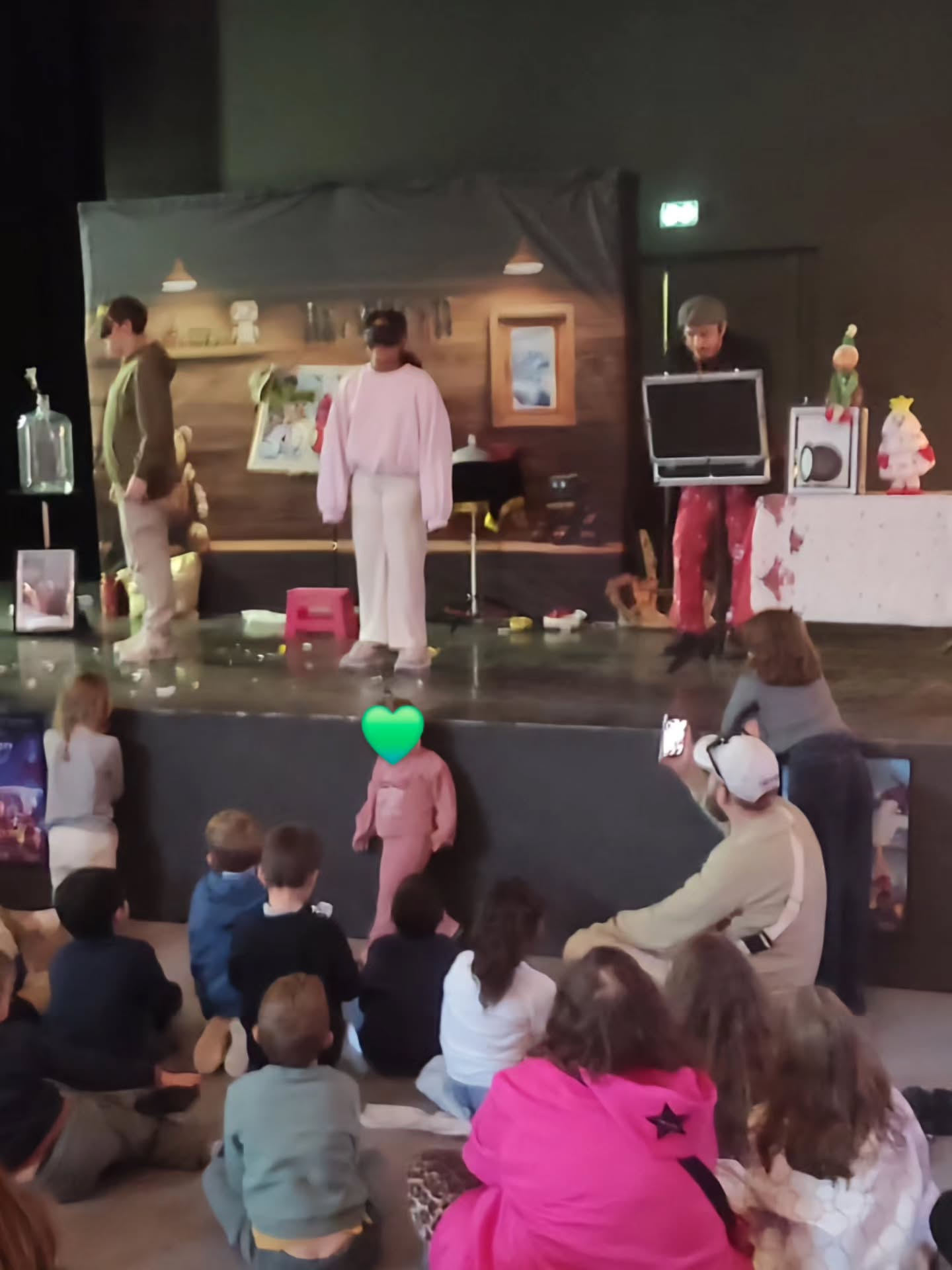Des artistes sur scène devant le public du spectacle de Noël.