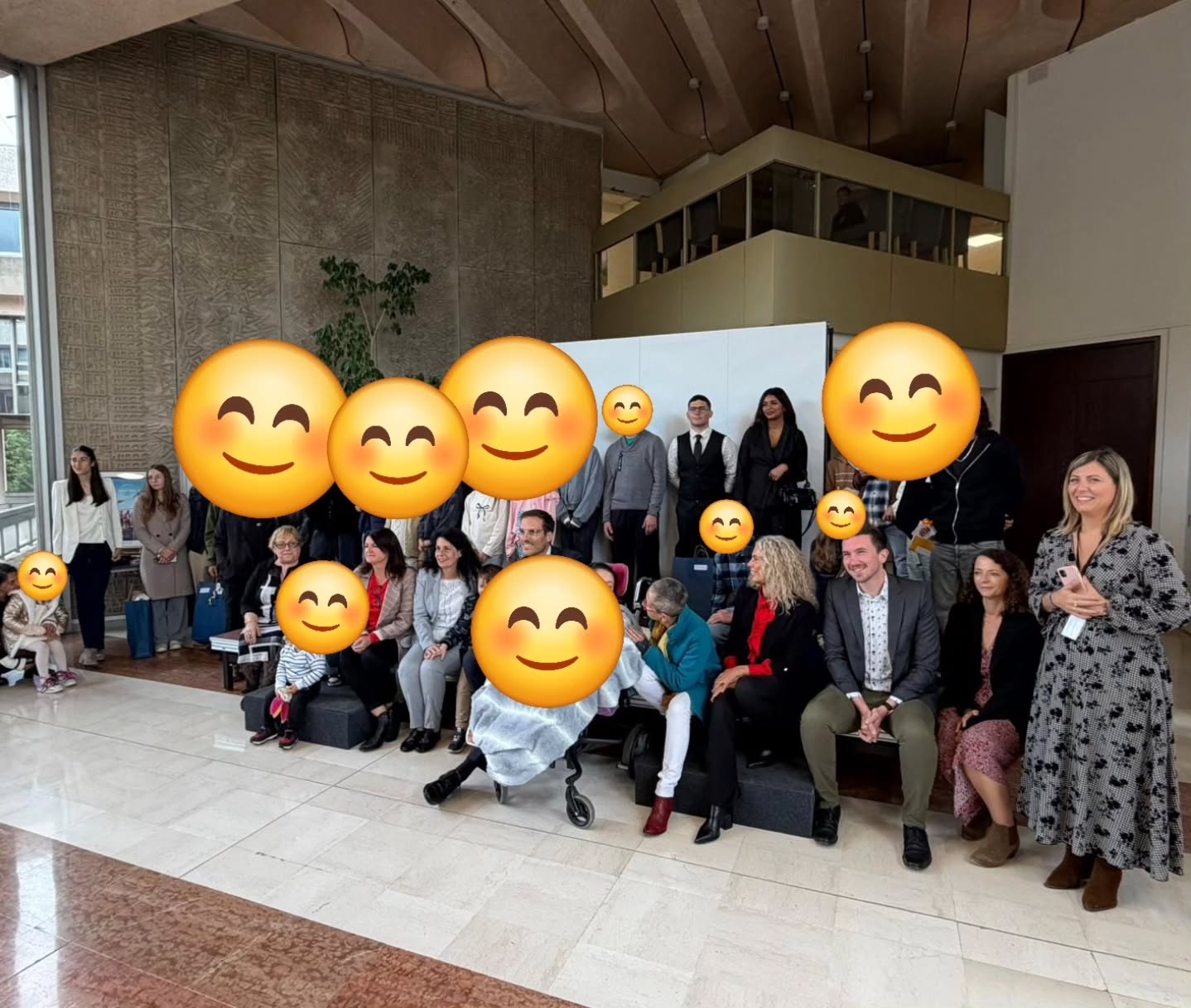 Photographie de groupe à la préfecture, avec des visages masqués par la source.