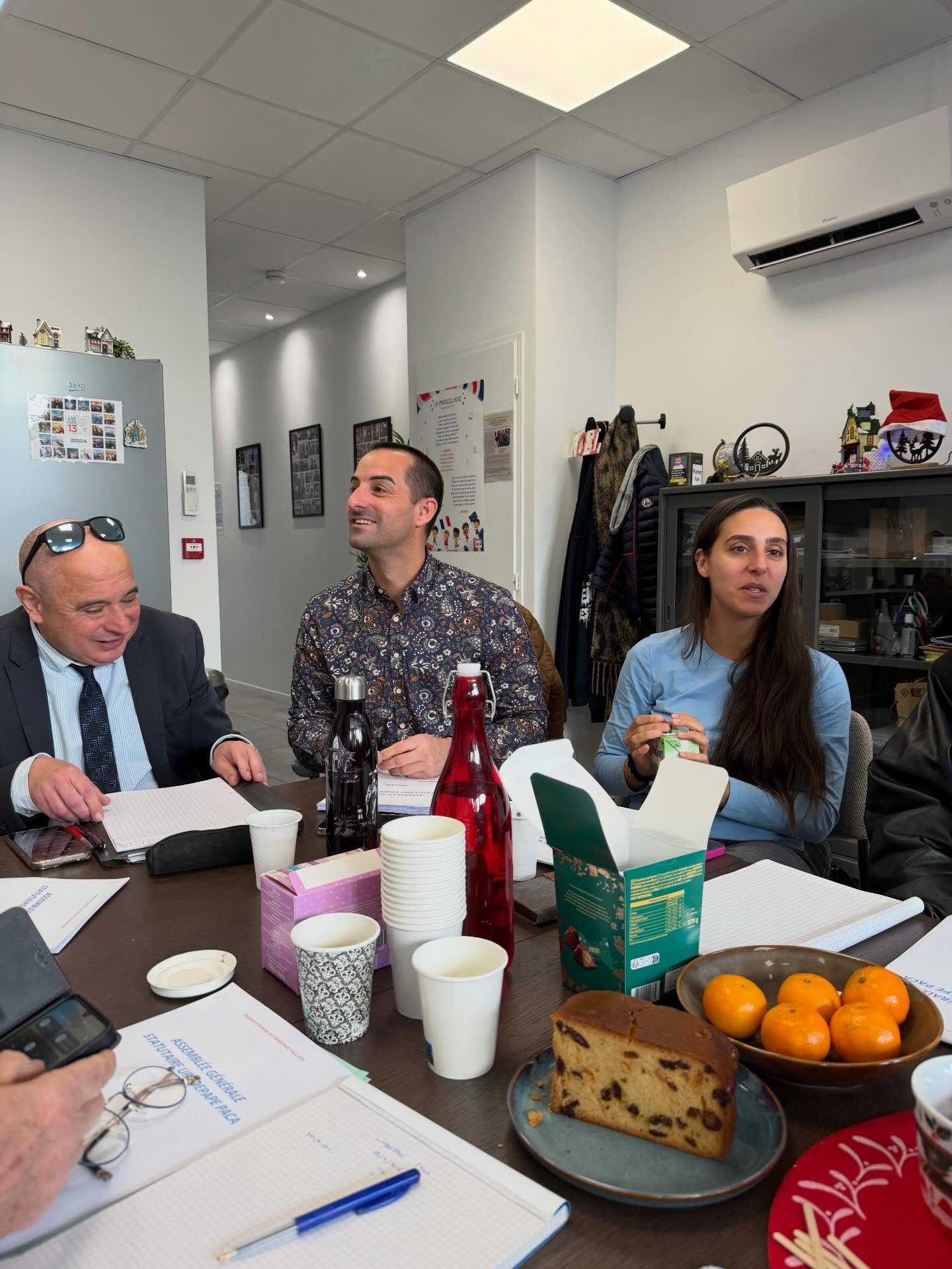 Les participants à une réunion régionale autour d’une table.