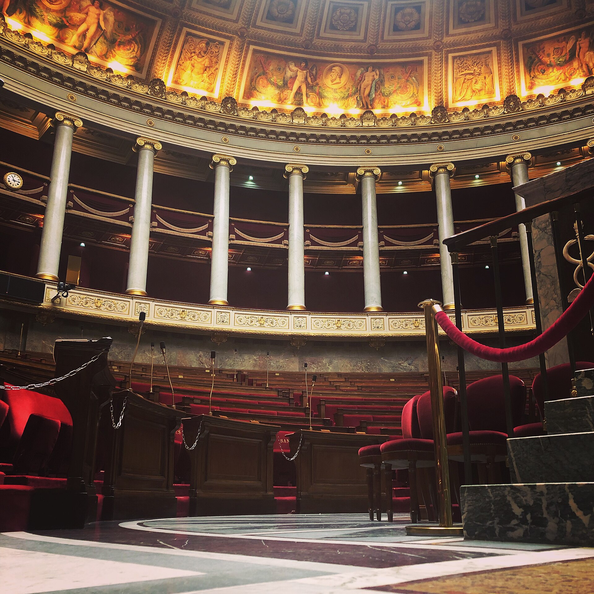 Les rangées de bancs et la tribune de l’Assemblée nationale.