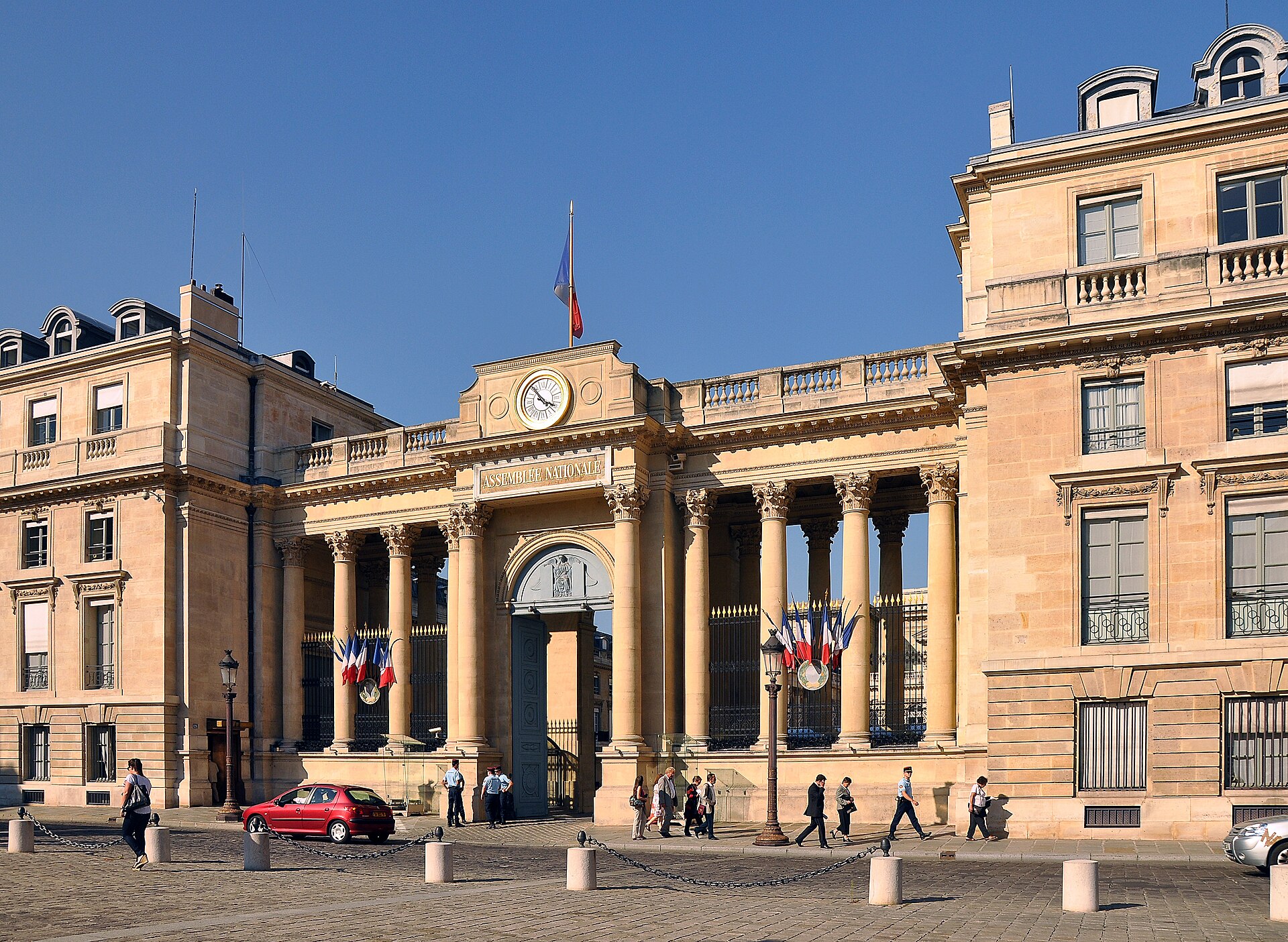 Façade du palais Bourbon donnant sur sa cour.