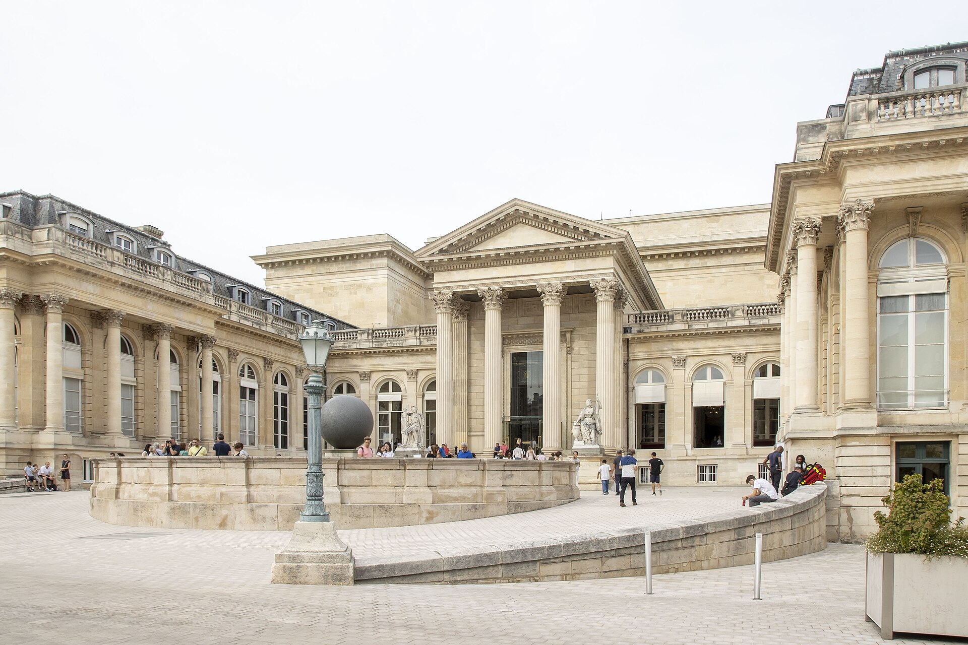 La cour et les colonnes du palais Bourbon, siège de l’Assemblée nationale.