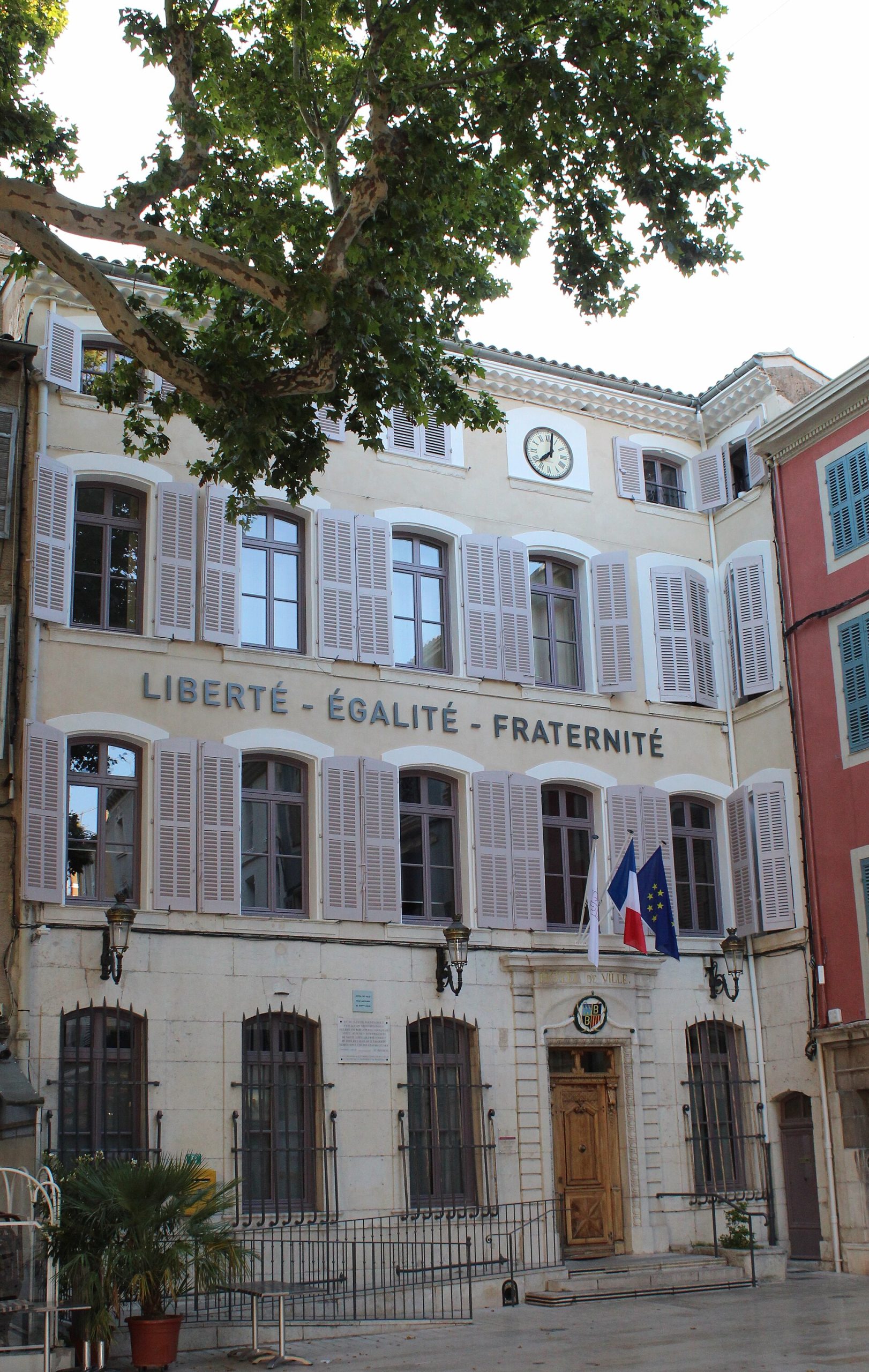 La façade de la mairie de Brignoles et ses drapeaux.