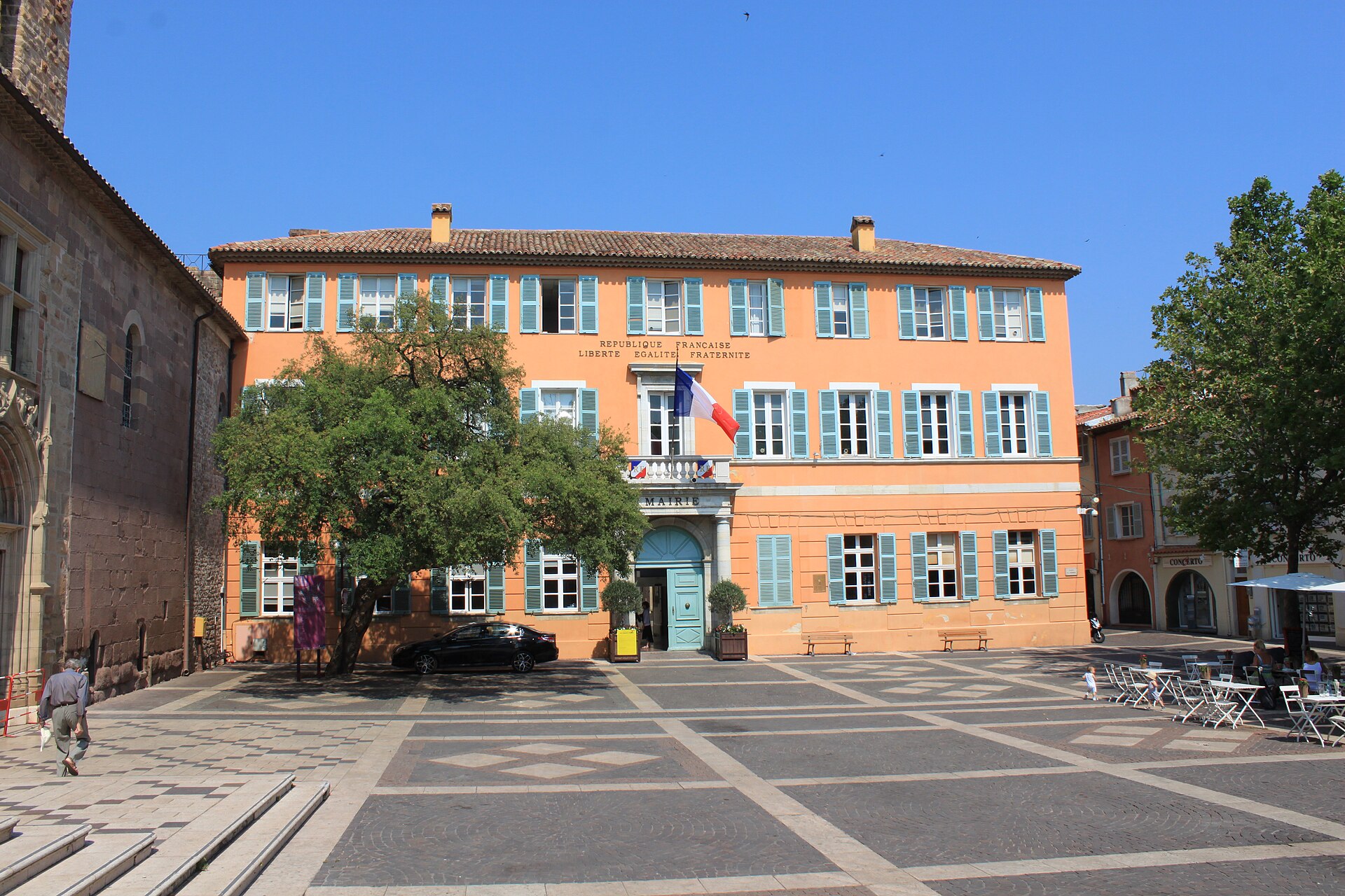 La façade orangée de la mairie de Fréjus.