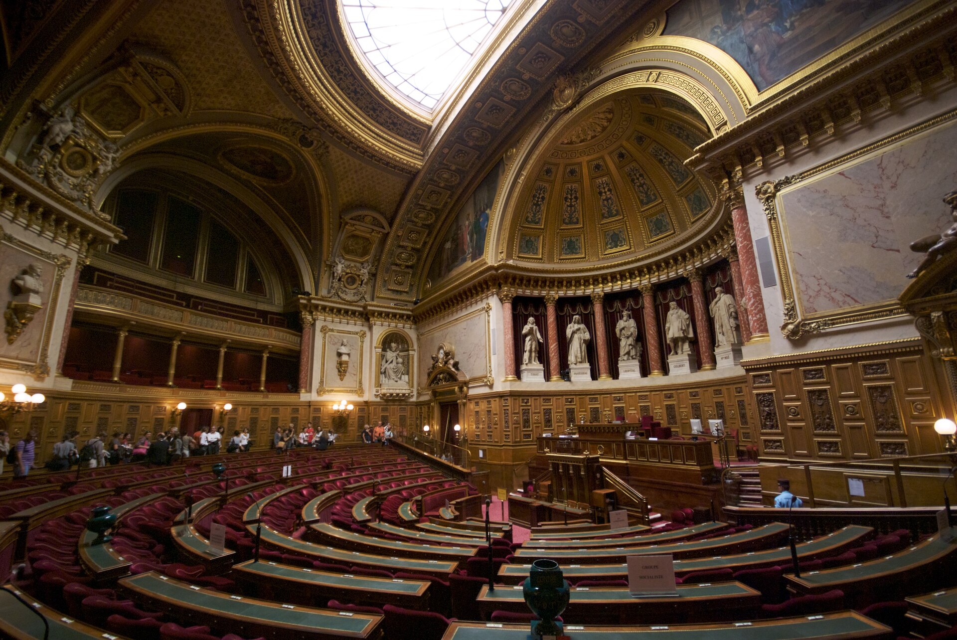 Vue latérale de l’hémicycle du Sénat et de ses galeries.