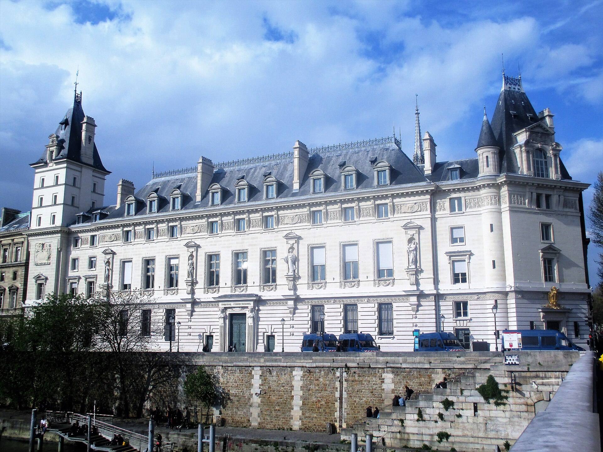 Façade sud du palais de justice de Paris, avec ses hautes fenêtres.