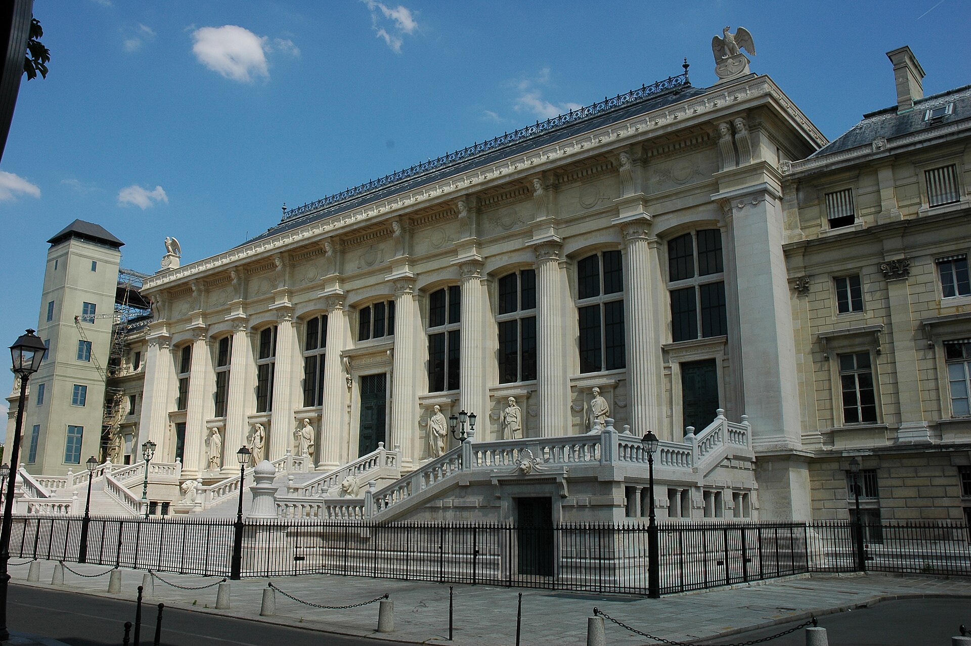 Escalier et façade à colonnes du palais de justice de Paris.