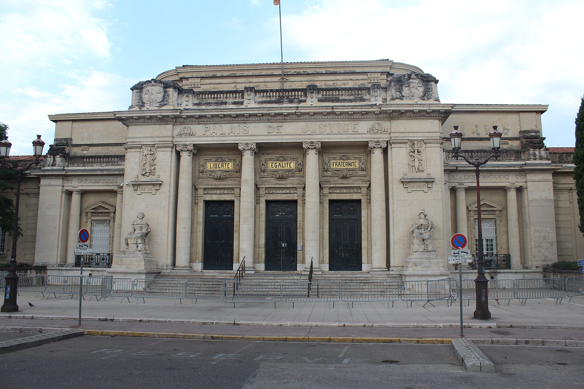 La façade du palais de justice de Toulon et ses colonnes.