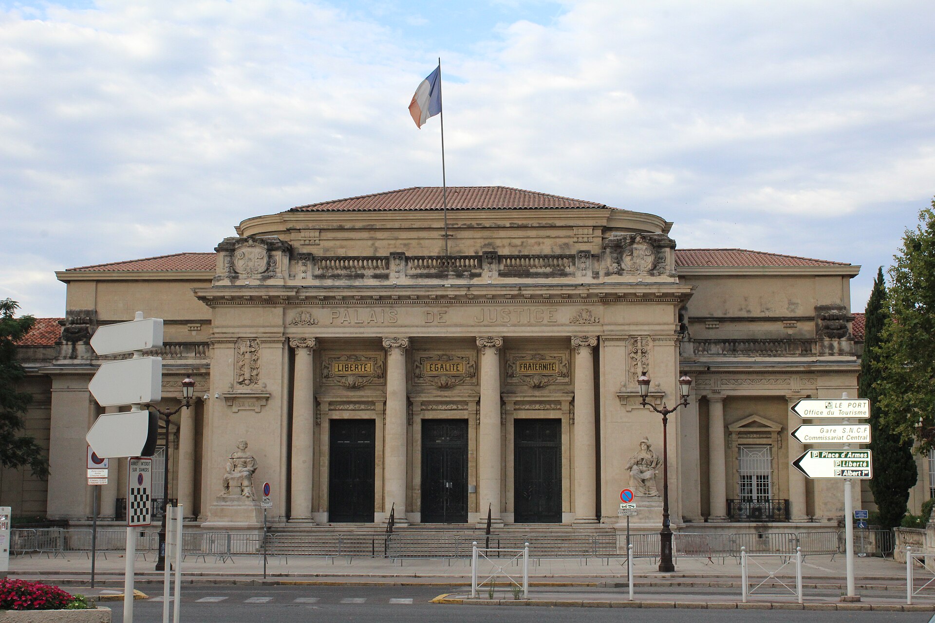 Le fronton et les colonnes du palais de justice de Toulon.