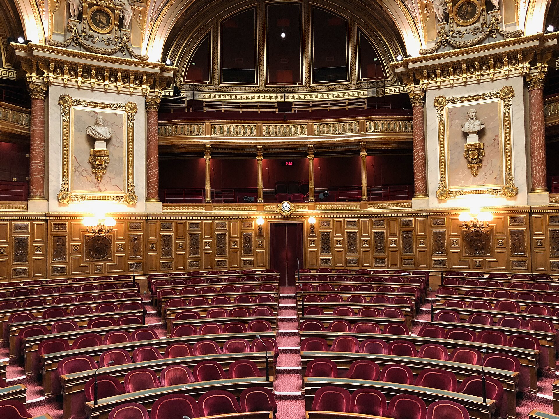 Les fauteuils rouges et la tribune centrale du Sénat.