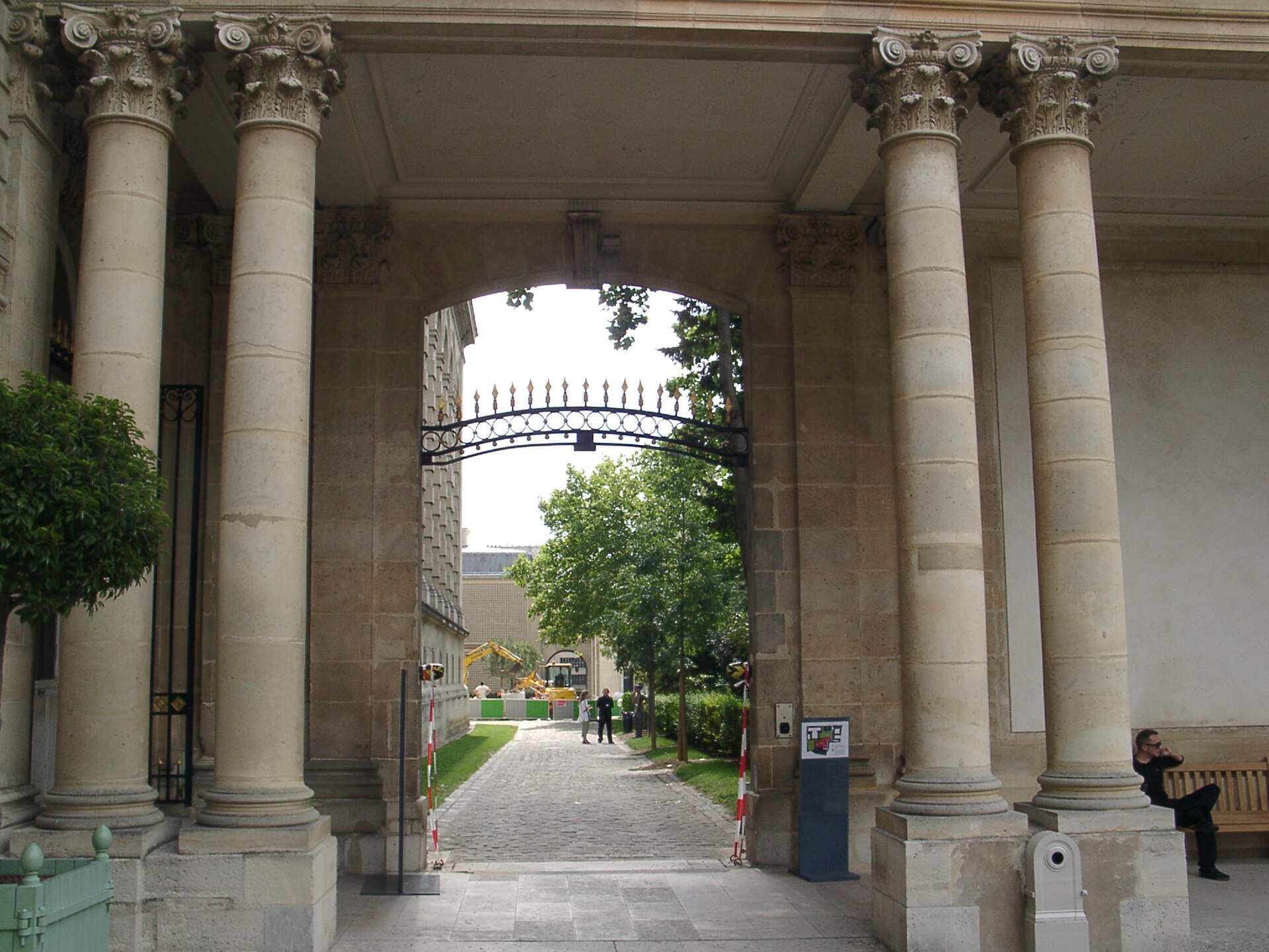 Entrée à colonnes des Archives nationales, à Paris.