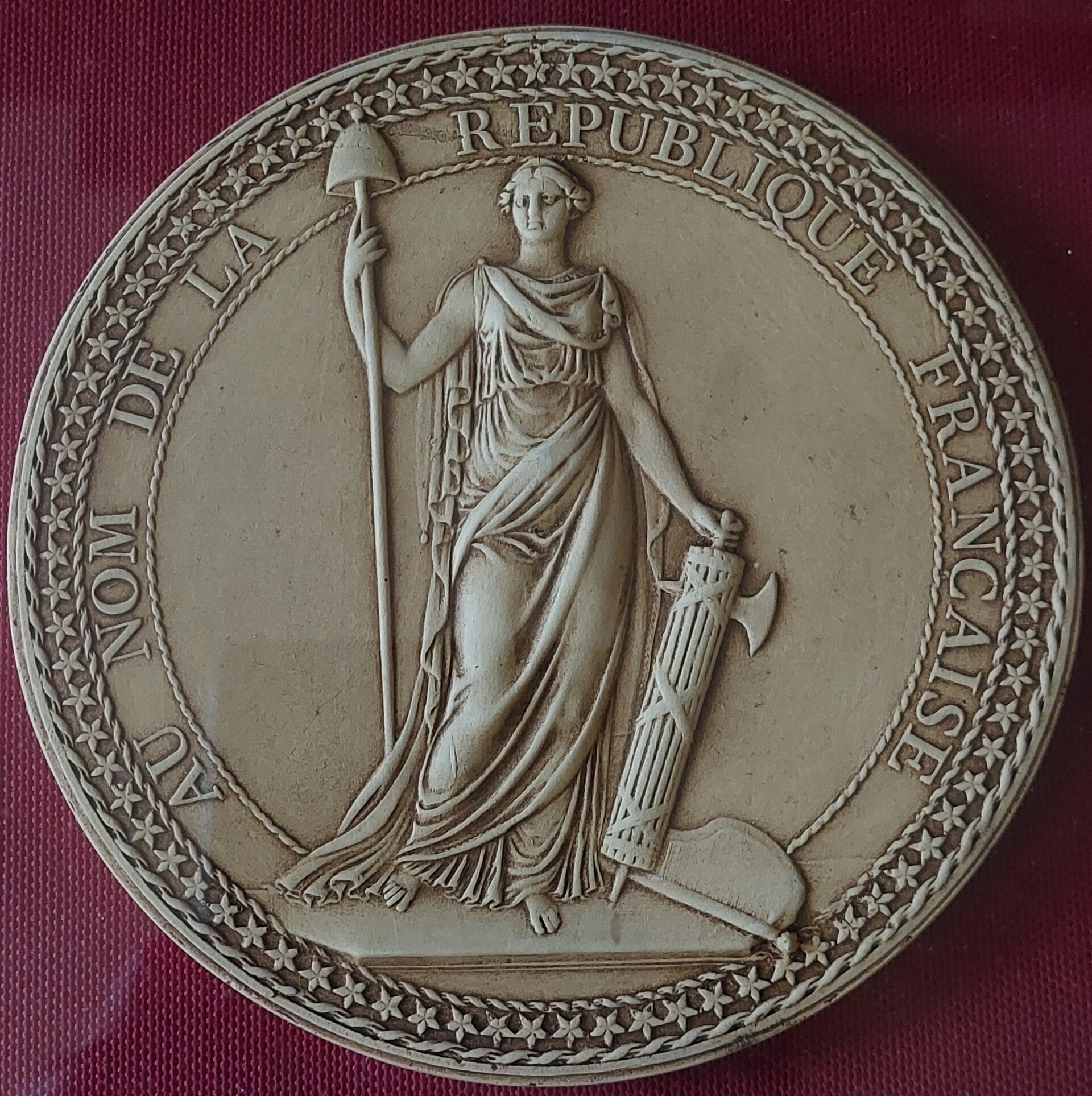 Empreinte du sceau de la Première République, avec une figure debout.